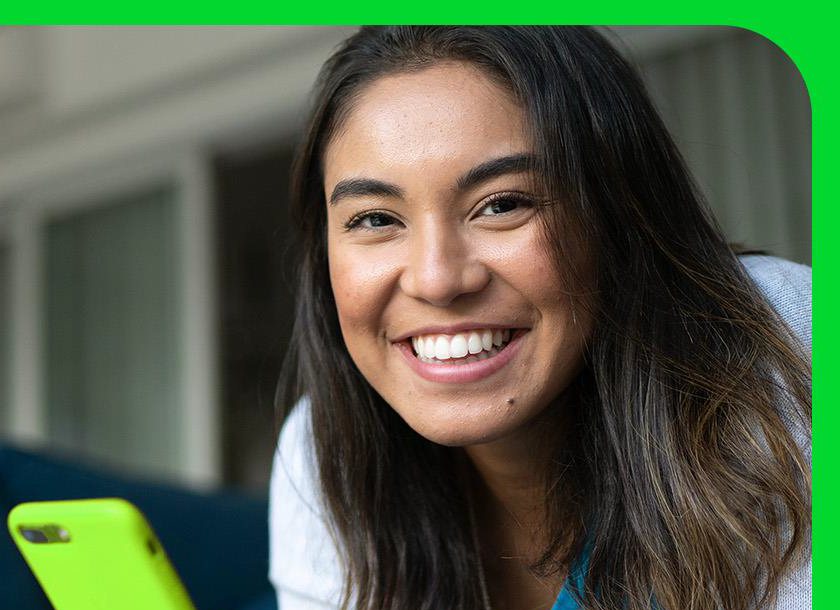 Mulher sorrindo usando o SuperApp VR no celular